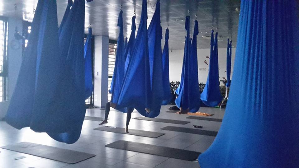 Tre posizioni base dello Yoga in volo